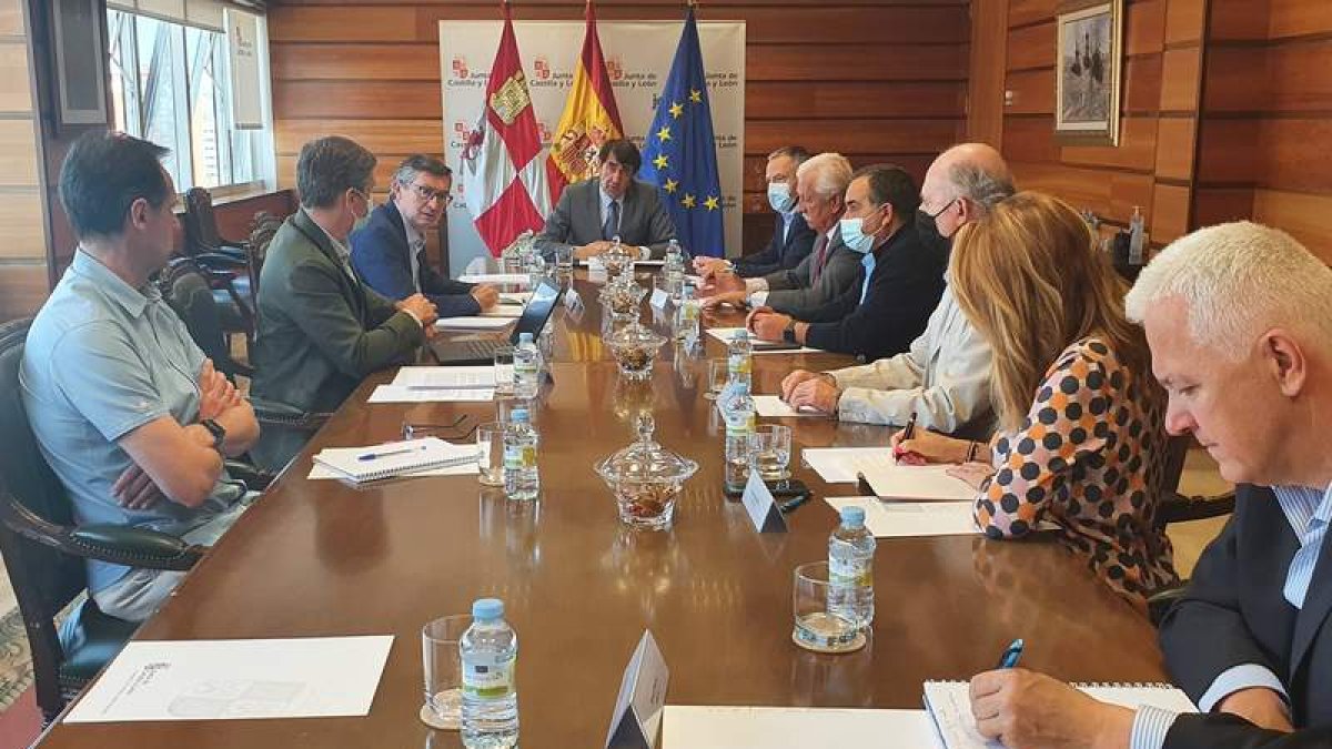 Suaréz-Quiñones, durante la reunión con el sector. JUNTA CYL