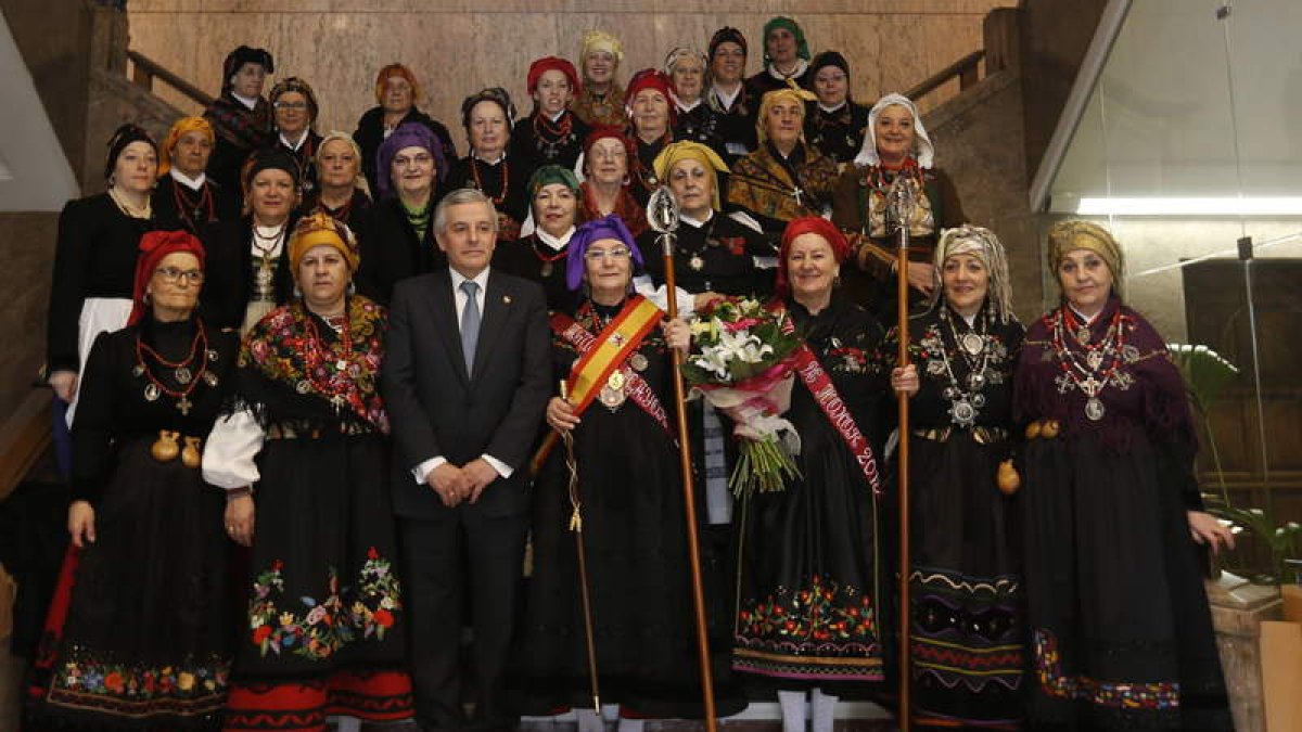 La Ágedas posan en el Ayuntamiento en la jornada festiva celebrada ayer.