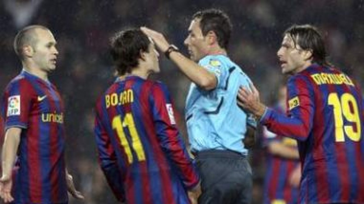Iniesta, Bojan y Maxwell protestan una infracción señalada por el árbitro.