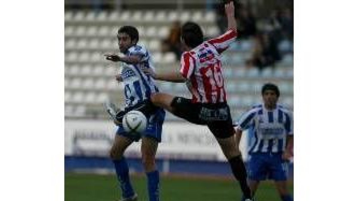 Rubén Vega pelea con Viale. No pudo evitar la sequía goleadora otra vez