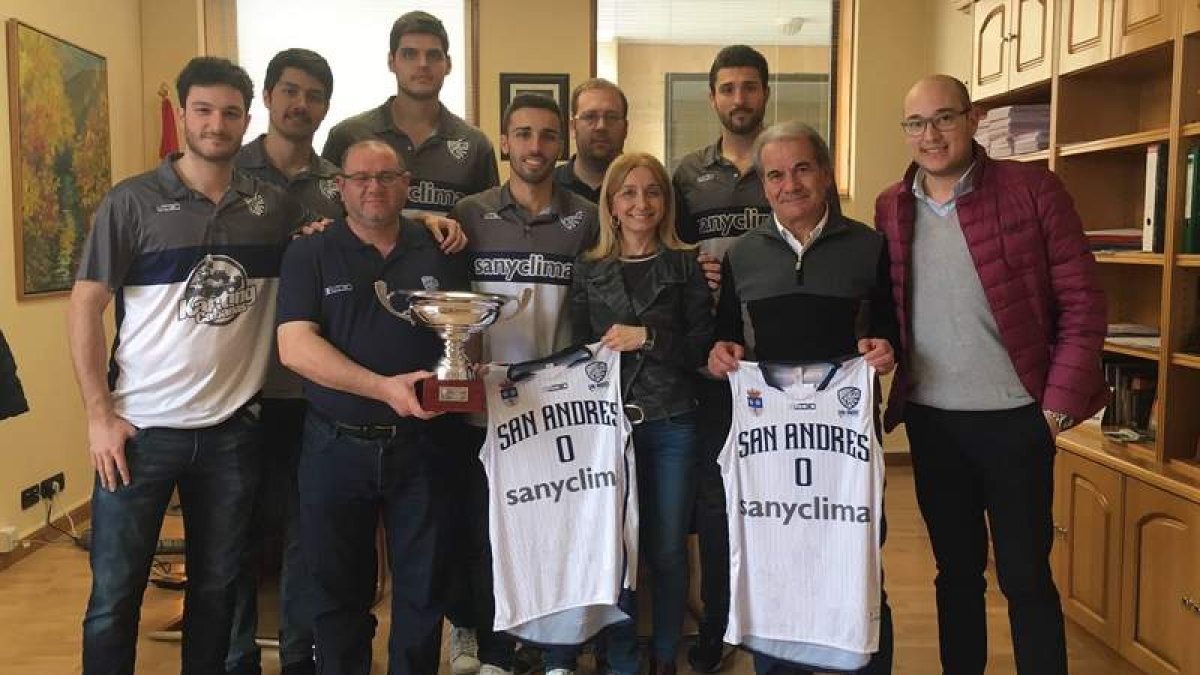 María Eugenia y Abel Iglesias junto a jugadores y directivos. DL