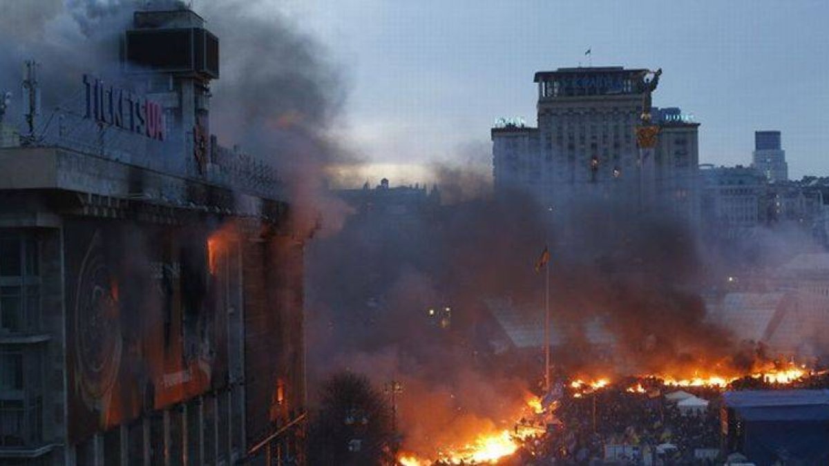 La plaza de la Independencia de Kiev ha amanecido en llamas, este miércoles.