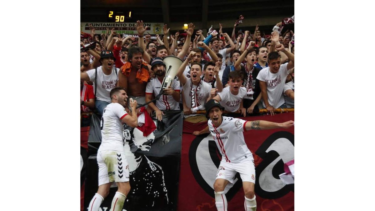 Yeray y Mario Ortiz, dos de los supervivientes del ascenso, lo celebran con la afición. JESÚS