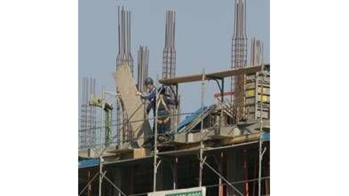 Obreros trabajando en la construcción de un edificio en La Rosaleda