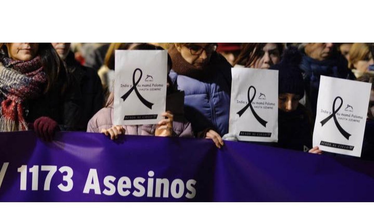 Concentración celebrada en el mes de enero en Valladolid contra el asesinato de una mujer y su hija de 8 años. NACHO GALLEGO