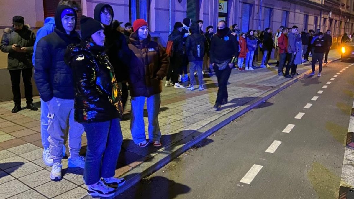 Vecinos de la calle La Alameda siguen las tareas de extinción del incendio. RAMIRO