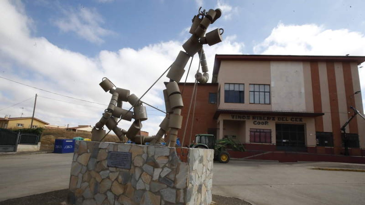 Valderas está salpicado de monumentos que le han colocado entre los pueblos más turísticos de la provincia. Su patrimonio monumental es amplio y variado, así como el artístico y el gastronómico. Estas tierras de labranzas ofrecen muchas posibilidades de e