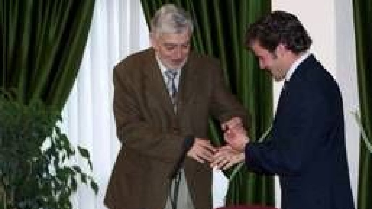 Alejandro González recibe la insignia de Peñacorada a manos de A. Gervás