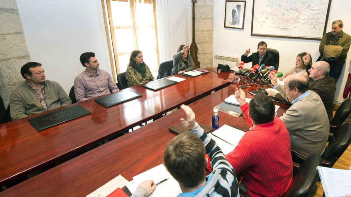 Un momento del pleno del Ayuntamiento de Treviño que aprobó la segregación.