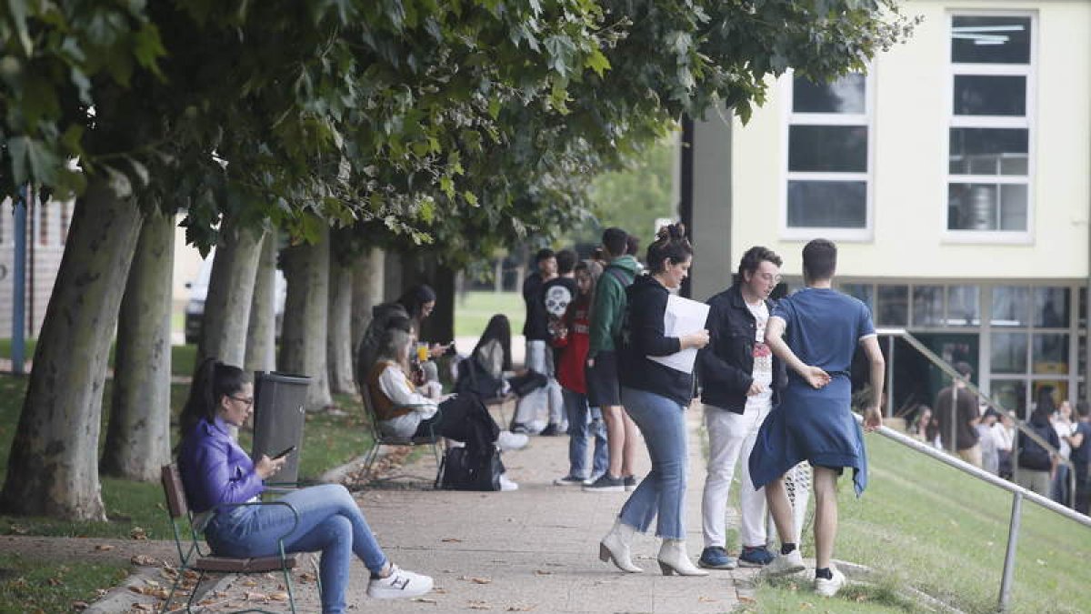 Un grupo de universitarios en la campa entre Filosofía y Biológicas. RAMIRO