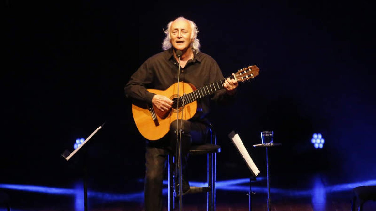 Amancio Prada, durante un concierto en el Auditorio de León. FERNANDO OTERO