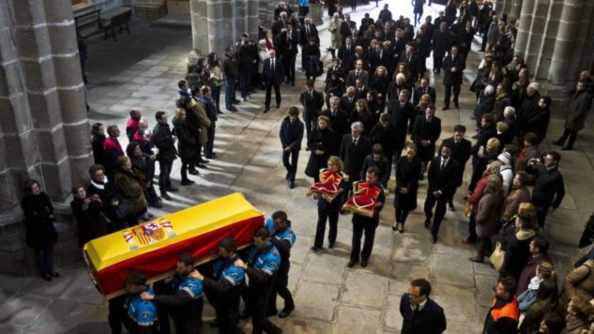 El féretro con los restos mortales del primer presidente de Gobierno de la democracia, Adolfo Suárez, a su llegada a la catedral de Ávila a hombros de agentes de la Policía Local, este martes.