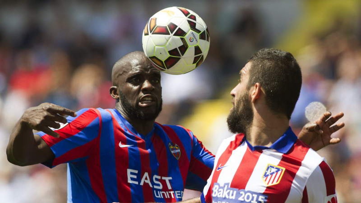 Lamine y Arda Turán luchan por el balón.