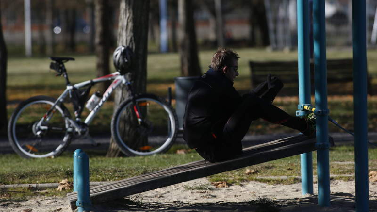 El ejercicio físico y compartir tiempo libre con amigos y familia ayuda a prevenir el estrés.