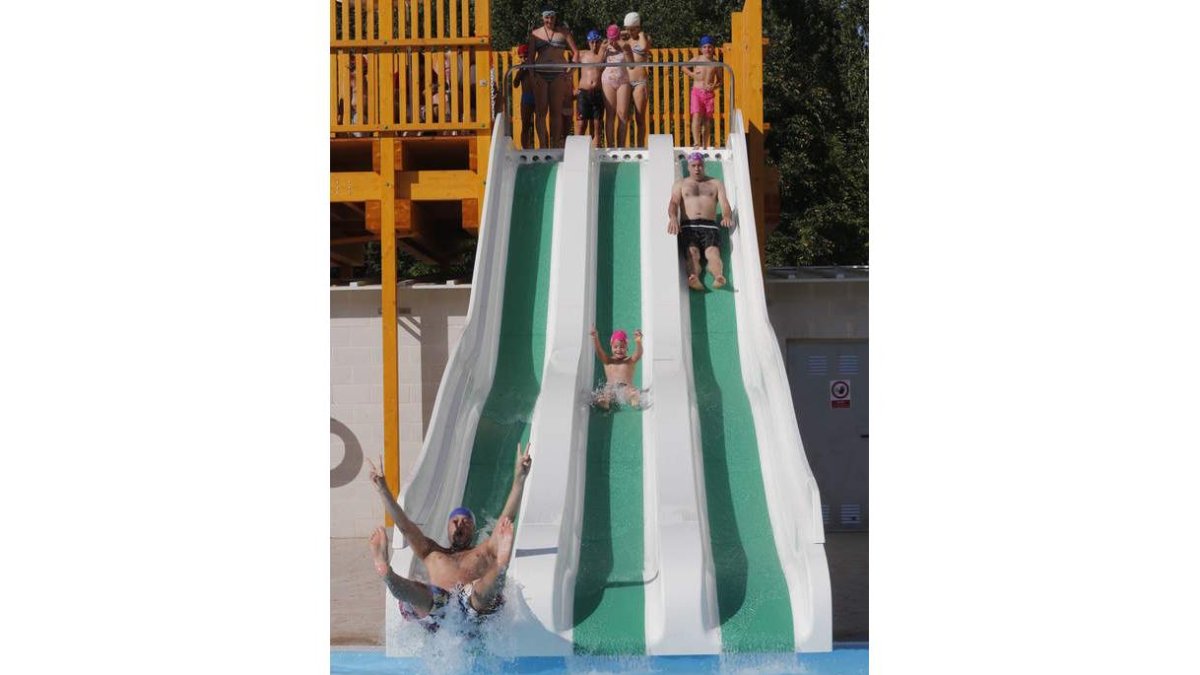 Los toboganes, así como la piscina de olas y el conocido como Dragón suponen los principales atractivos de un Mundo del Agua que el año pasado recibió a 228.000 personas durante toda la temporada. De cara a 2017 habrá nuevos juegos y más actividades.
