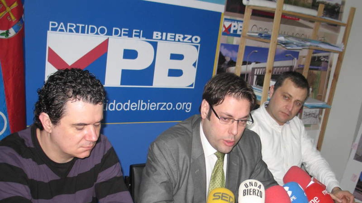 Alonso, en el centro, junto a Díez (izquierda) y Terrón (derecha).