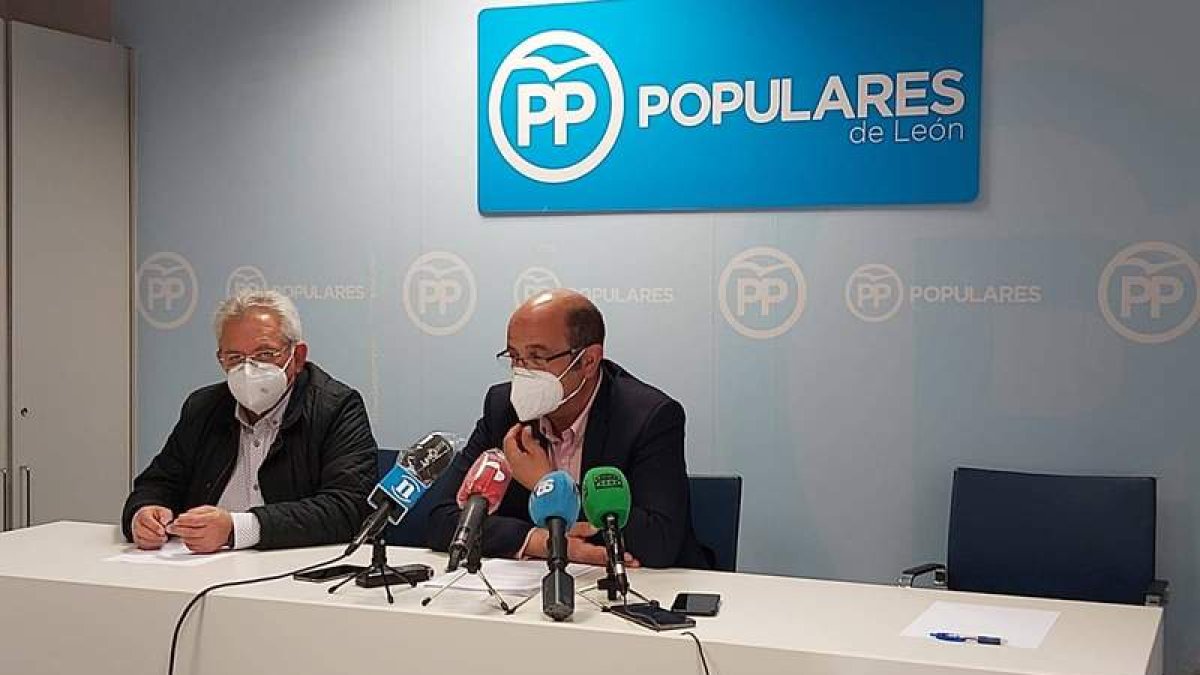 José Miguel Nieto y Francisco Castañón, ayer en la sede del PP en León. DL