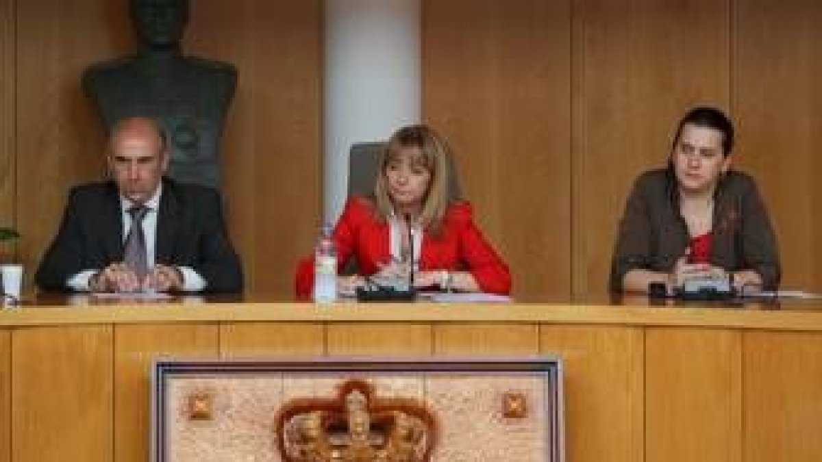 El primer teniente de alcalde, Manuel Rubial junto a Eugenia Gancedo y Patricia Fernández