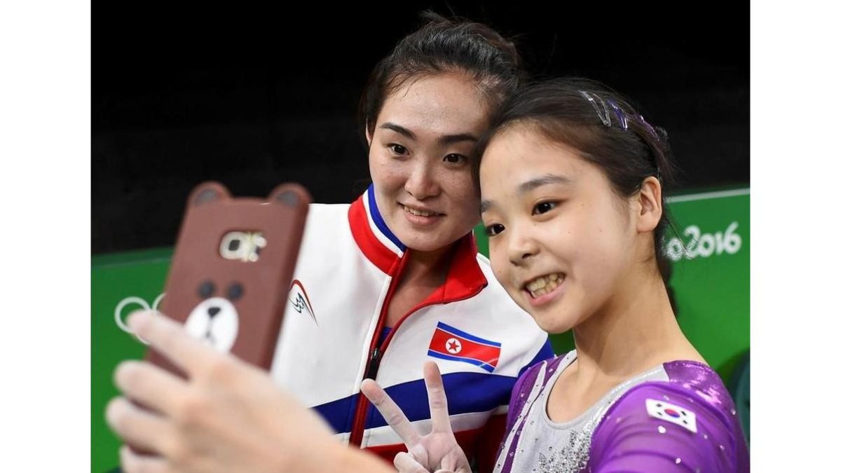 La norcearana Hong Un Jong, a la izquierda, y la sucoreana Lle Eun-Ju se hacen el 'selfie' el pasado día 5 antes de empezar a competir.