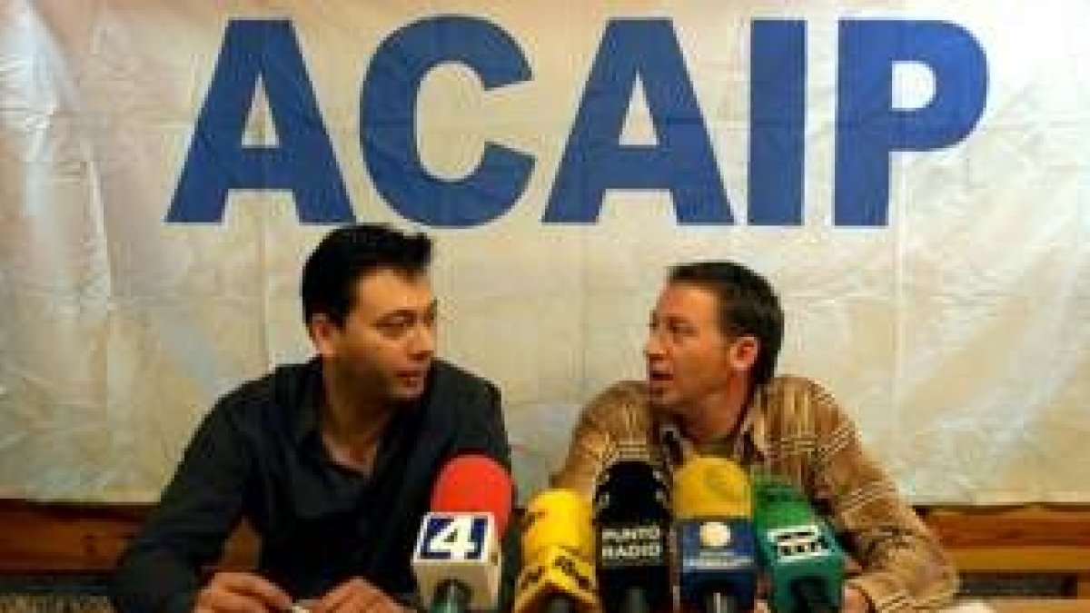 Ignacio Hernández y José Antonio Cartón, dos miembros de Acaip , durante la rueda de prensa