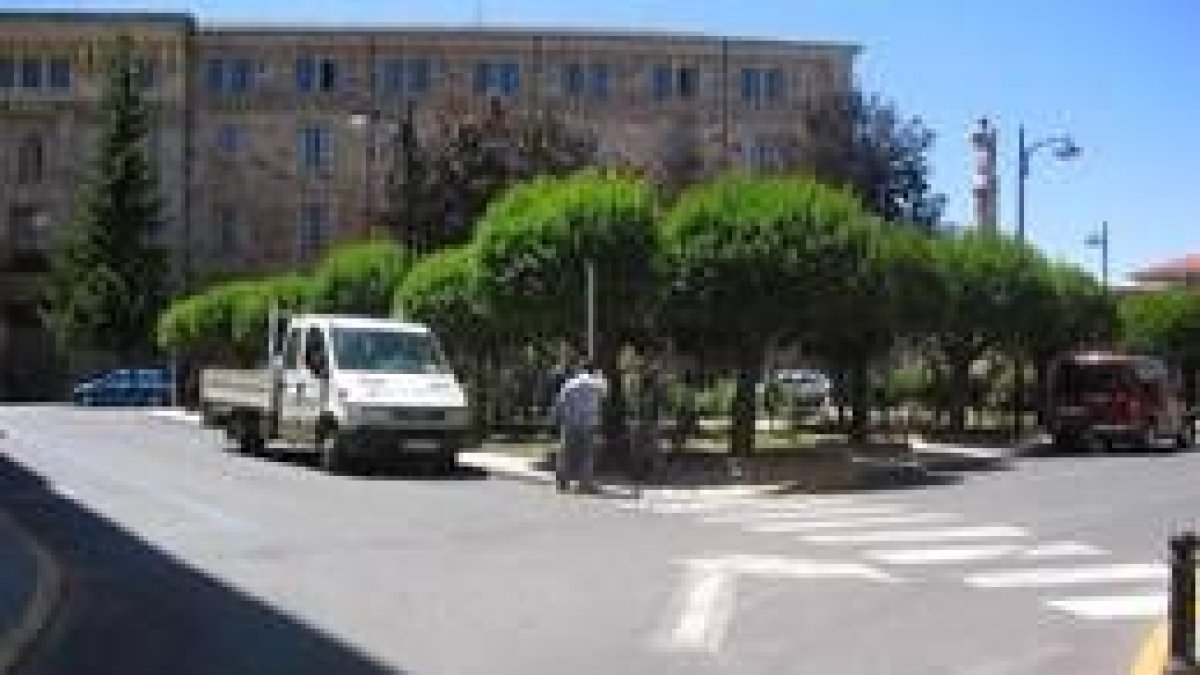 Los operarios ya han comenzado a instalar la nueva señalización en la plaza Obispo Don Marcelo