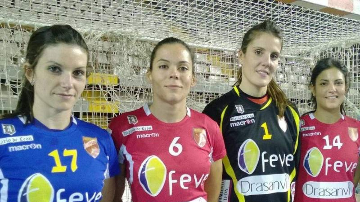 Las jugadoras del Cleba posan con las nuevas camisetas, en las que aparece el logotipo de Drasanvi.