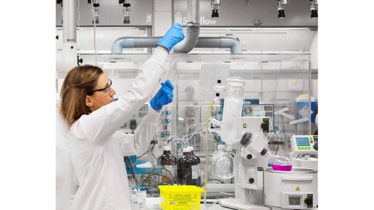 Una investigadora en uno de los laboratorios del CNIO. CNIO