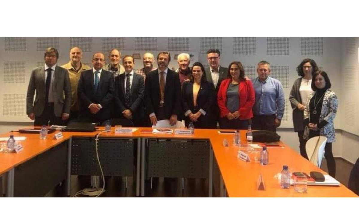 Los directores de las reservas de la biosfera de la Comunidad, ayer en Valladolid, con el director general de Turismo de la Junta. DL