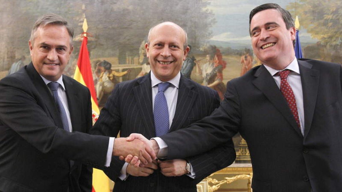 Wert, centro, Cardenal (d) y Astiazarán anunciaron un protocolo para reducir la deuda del fútbol.