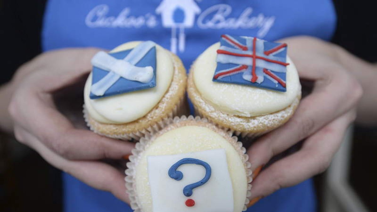 Cupcakes decorados con un interrogante junto a la bandera de Escocia y la del Reino Unido.