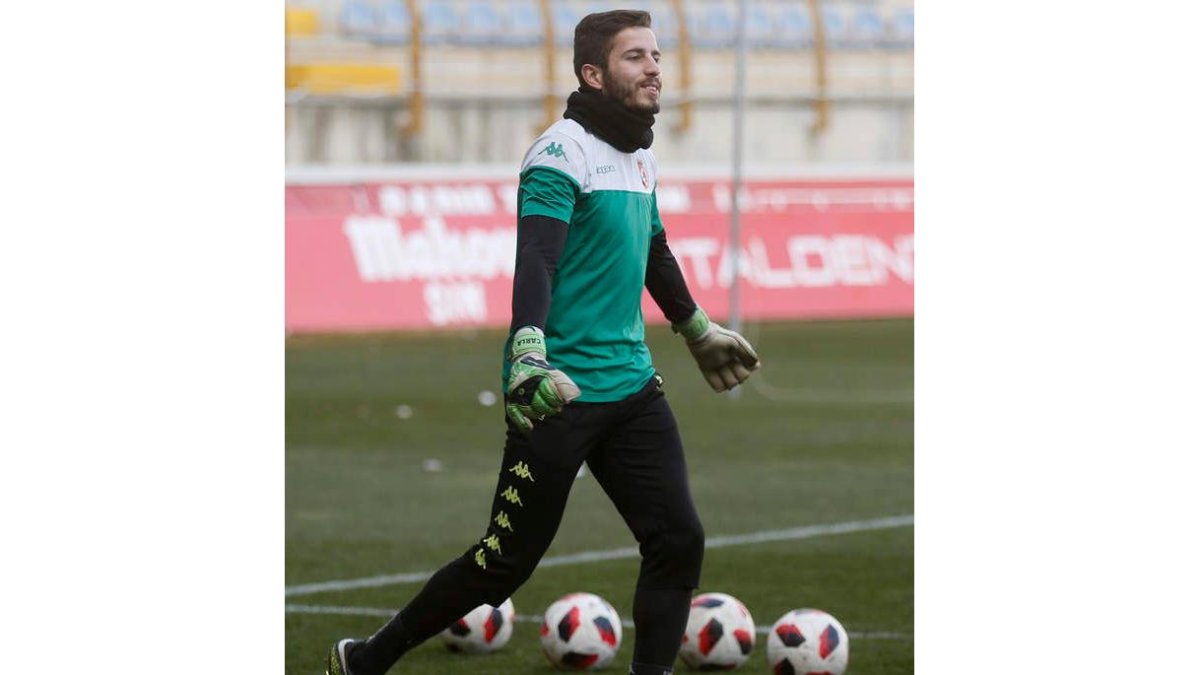 Carlos Morales podría debutar con la elástica de la Cultural frente al Real Madrid Castilla. FERNANDO OTERO