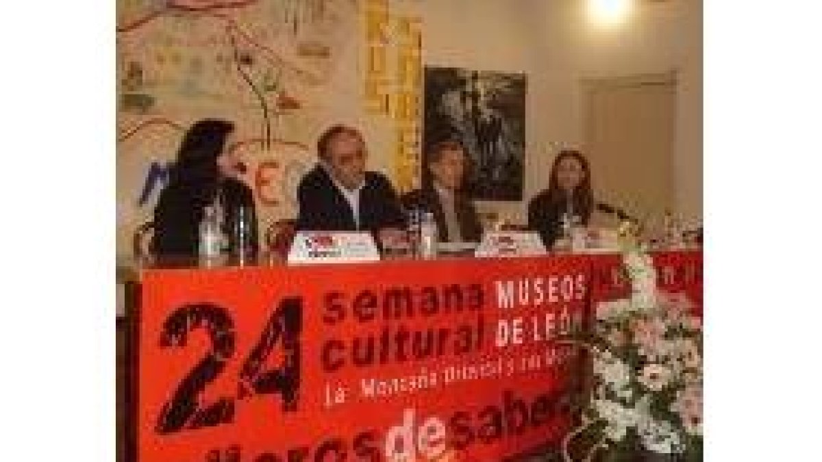 Las responsables del telecentro escoltan a Fresno y Recio