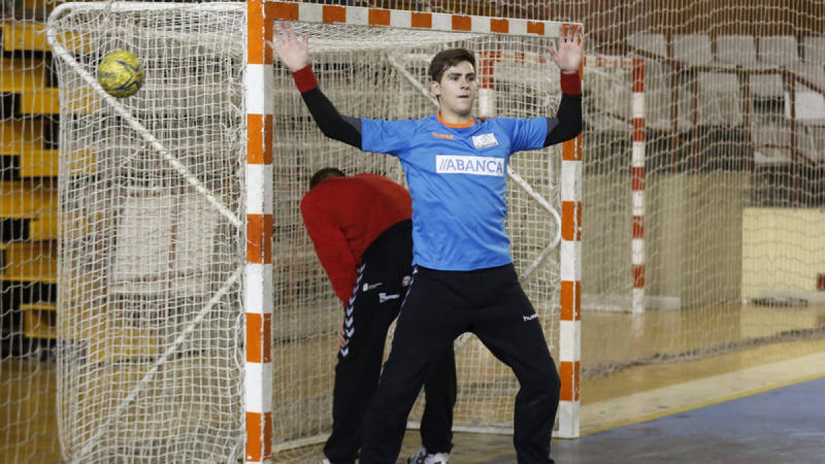 El meta Nacho Biosca volverá a defender la próxima temporada la portería del Abanca Ademar junto a Cupara. MARCIANO PÉREZ