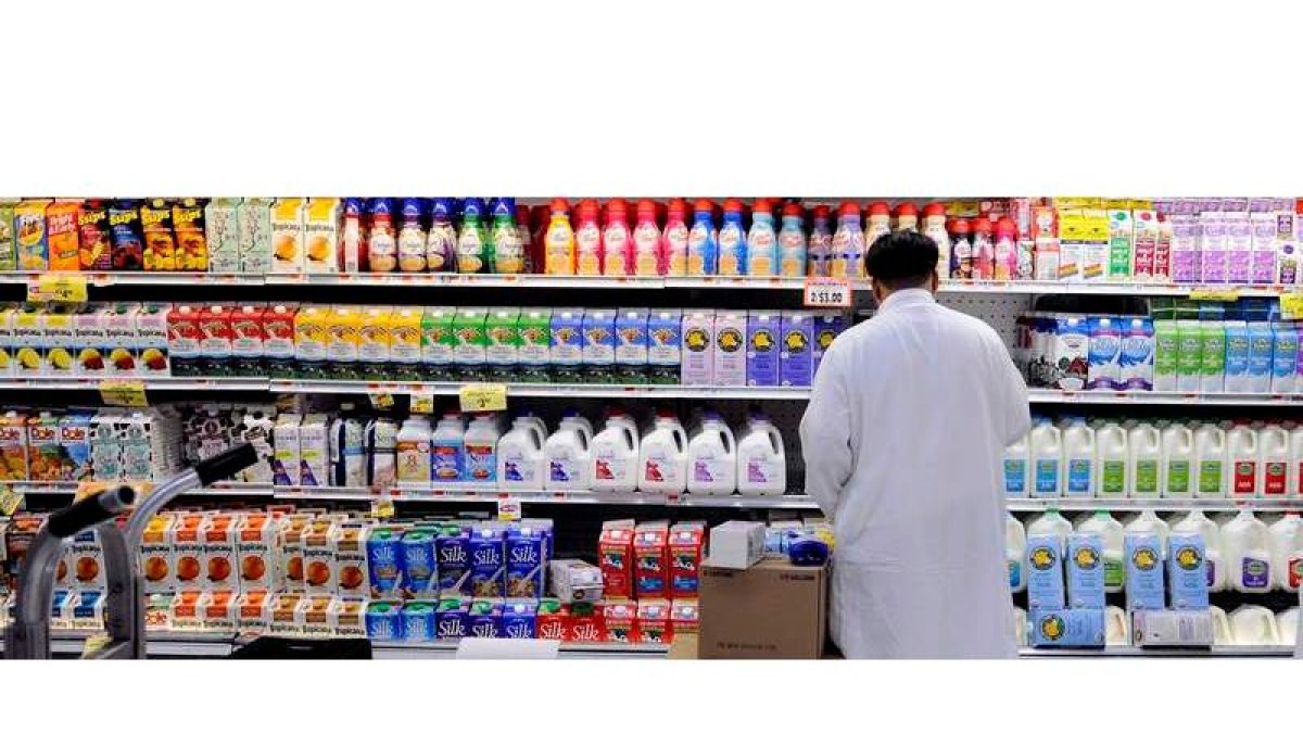 Un reponedor en uno de los lineales de un supermercado. J. LANE