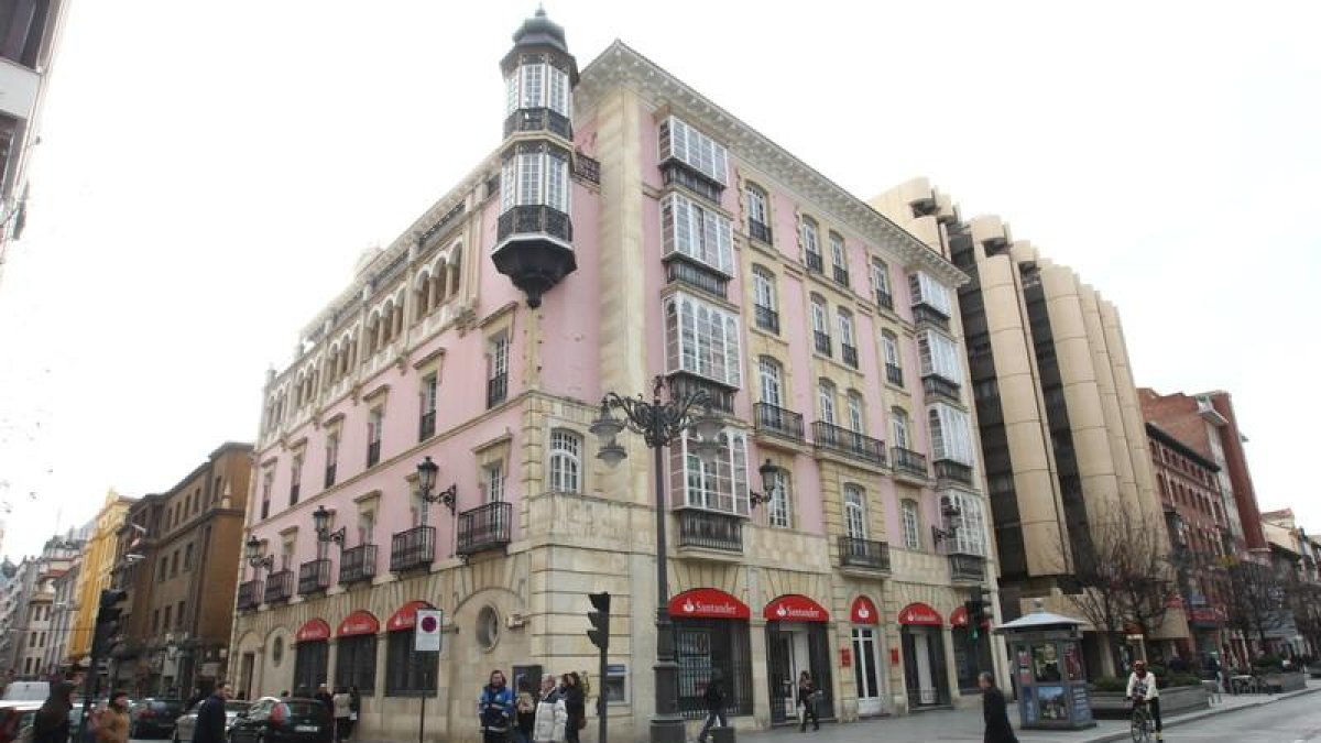Exterior del Banco Santander en León.