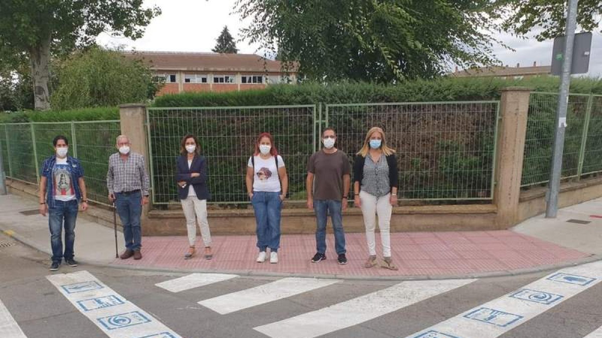 Miembros del equipo de Gobierno, junto a uno de los pasos inclusivos implantados en Santa María. DL