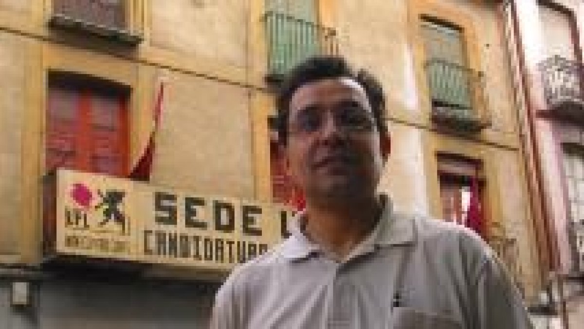 Álvaro Campo, concejal electo de Castrocontrigo, posó ayer ante la sede de la UPL en La Bañeza