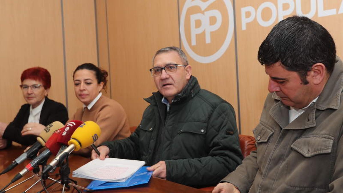 Los concejales del PP, en una reciente comparecencia.