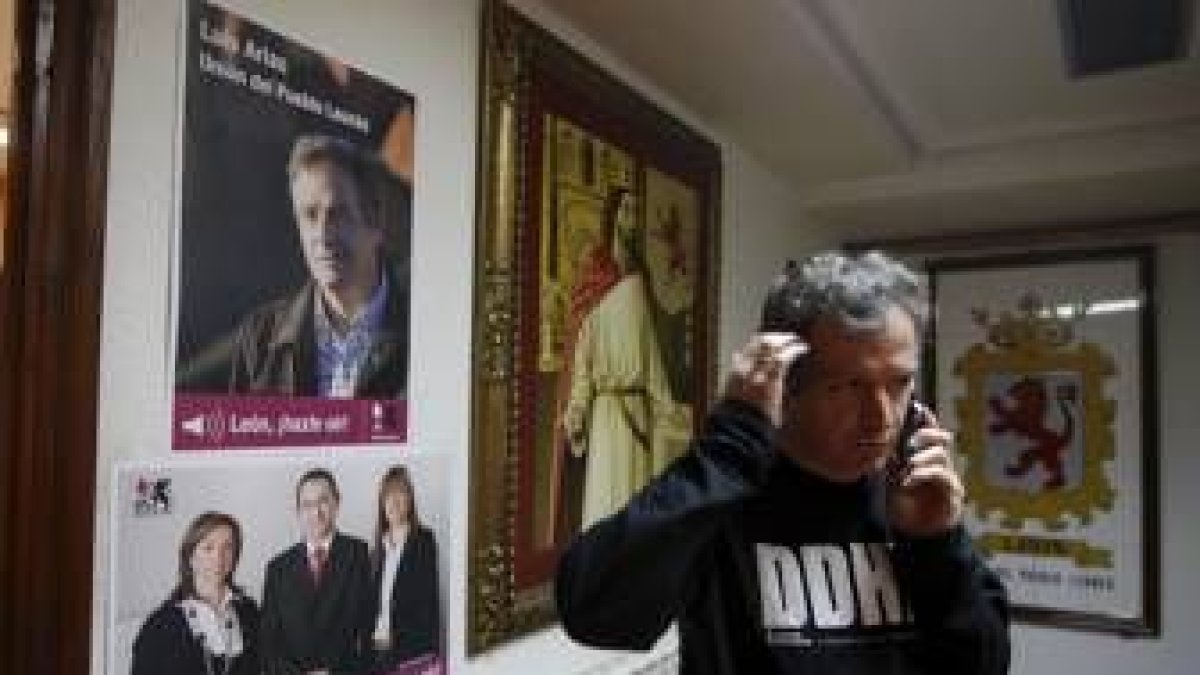 Luis Arias atiende a los medios tras conocer el resultado obtenido por la UPL en las elecciones