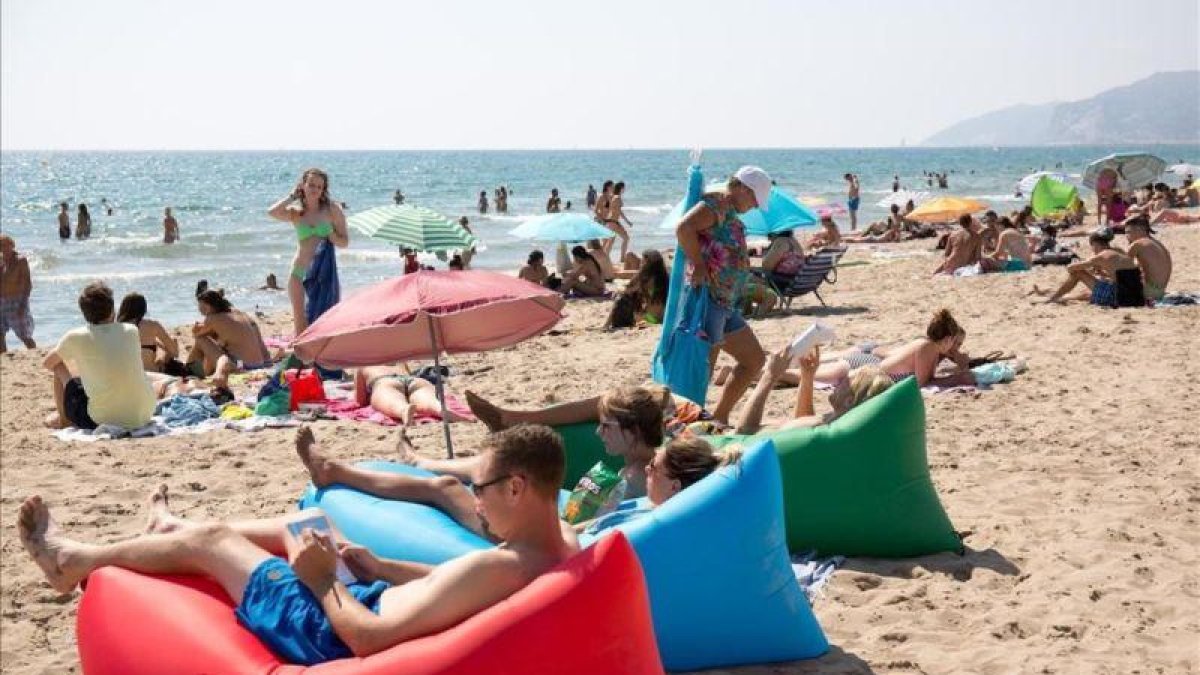 La playa de Castelldefels, el día de la Diada, menos llena que un festivo habitual.