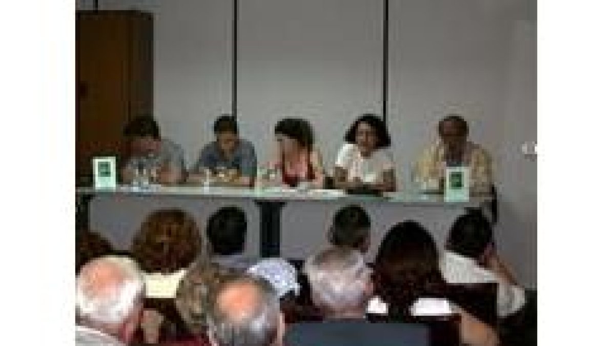 Bernardino Gago, primero por la derecha, en la presentación de su libro