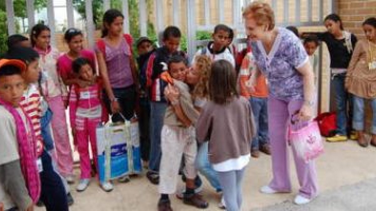 Un grupo de niños saharauis son recibidos por las familias a su llegada el domingo a San Andrés del