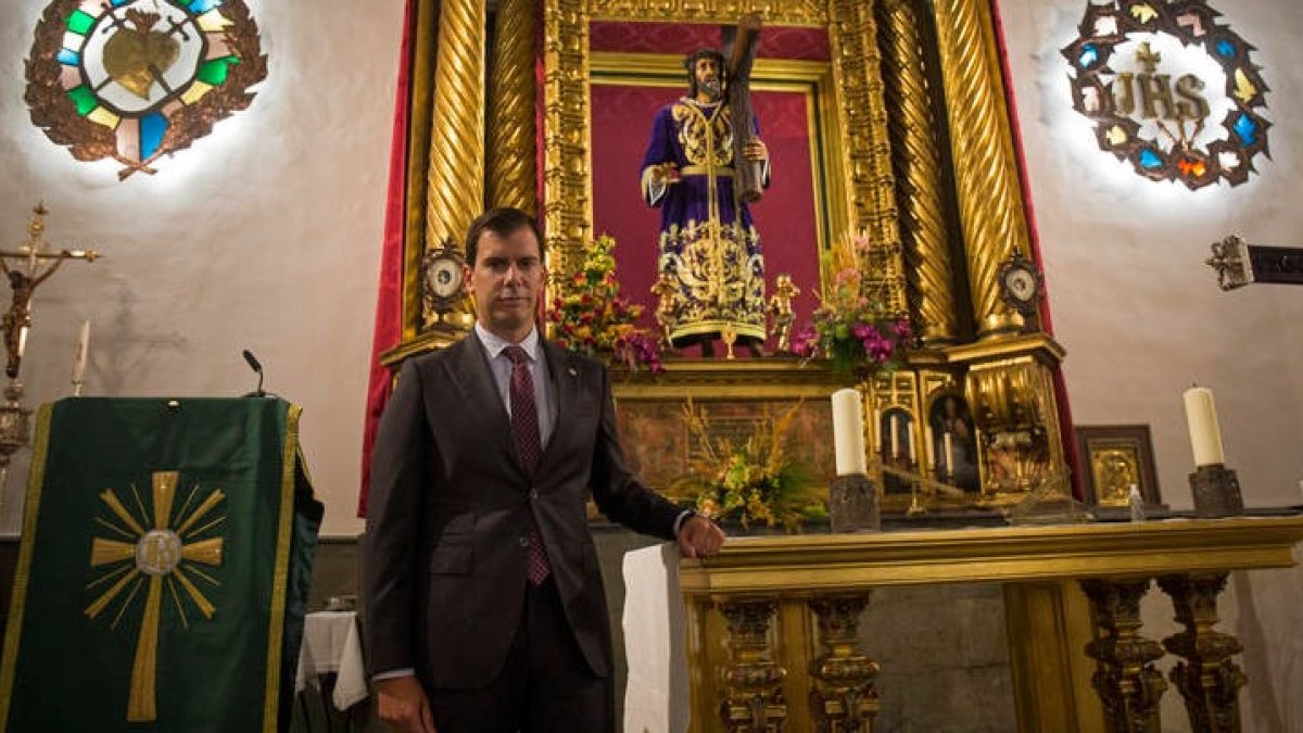 Muñiz, ante la talla de Nuestro Padre Jesús Nazareno. FERNANDO OTERO