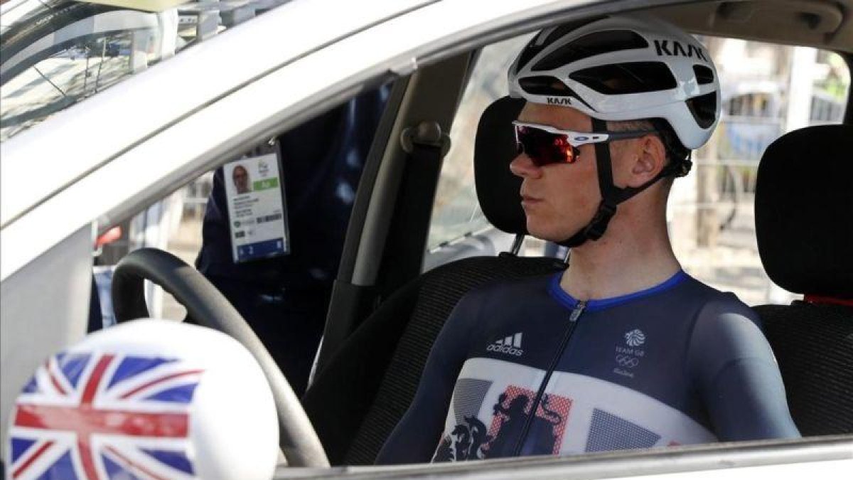 Chris Froome, el sábado, en el coche de la selección británica.