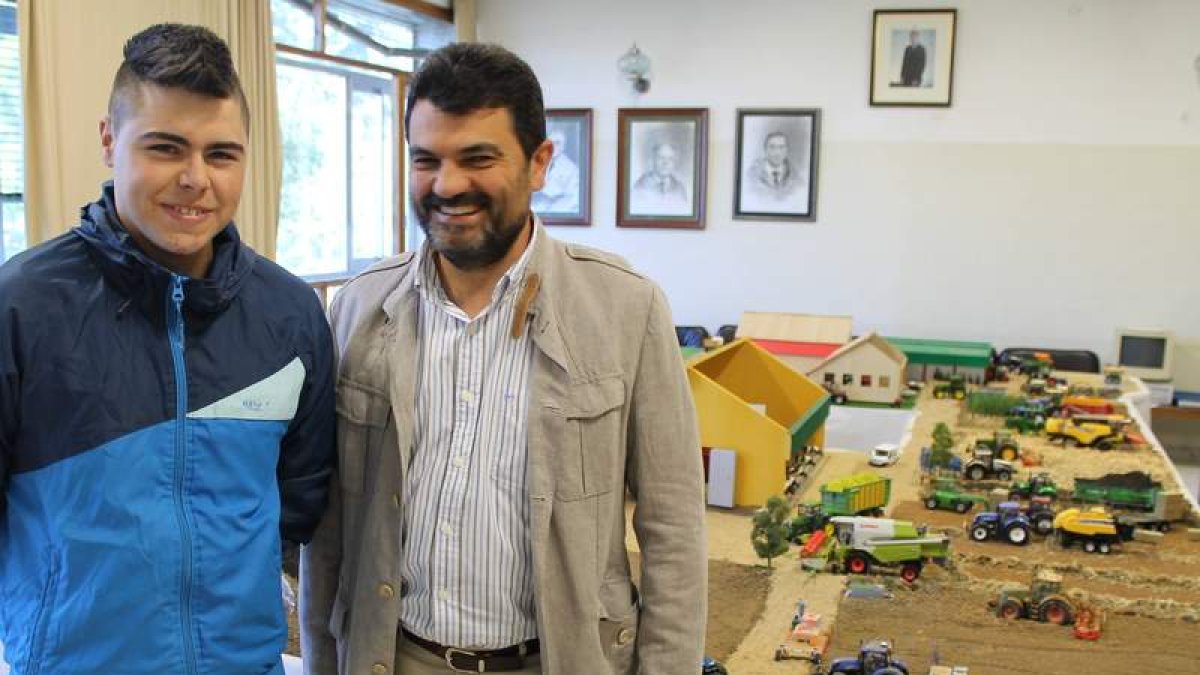 El artista burgalés Julio Saldaña con una de sus obras.