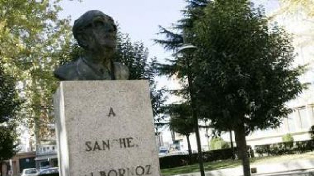 Busto dedicado a Claudio Sánchez Albornoz, que investigó muchos aspectos del Reino de León.