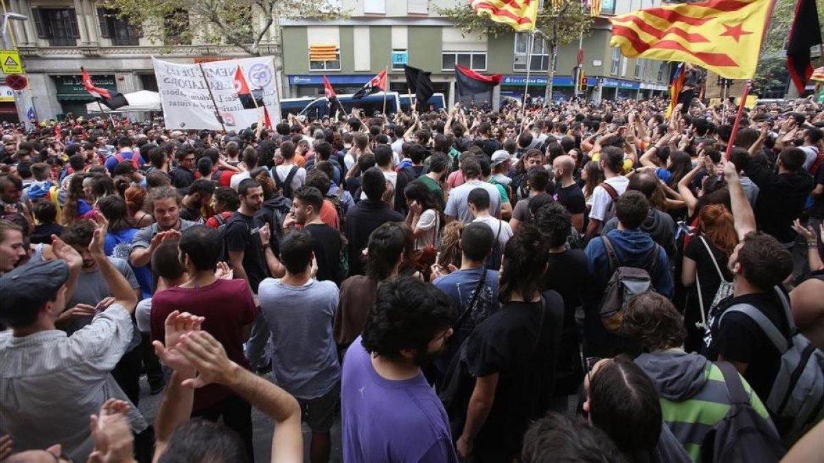 Concentración ante la sede del Partido Popular de Cataluña.