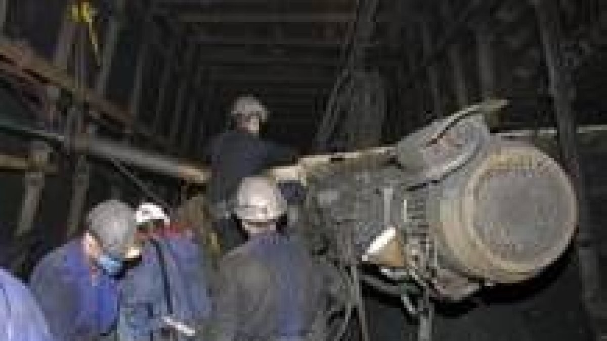 Trabajadores de Victorino Alonso, en el grupo Santa Cruz de Coto Minero del Sil