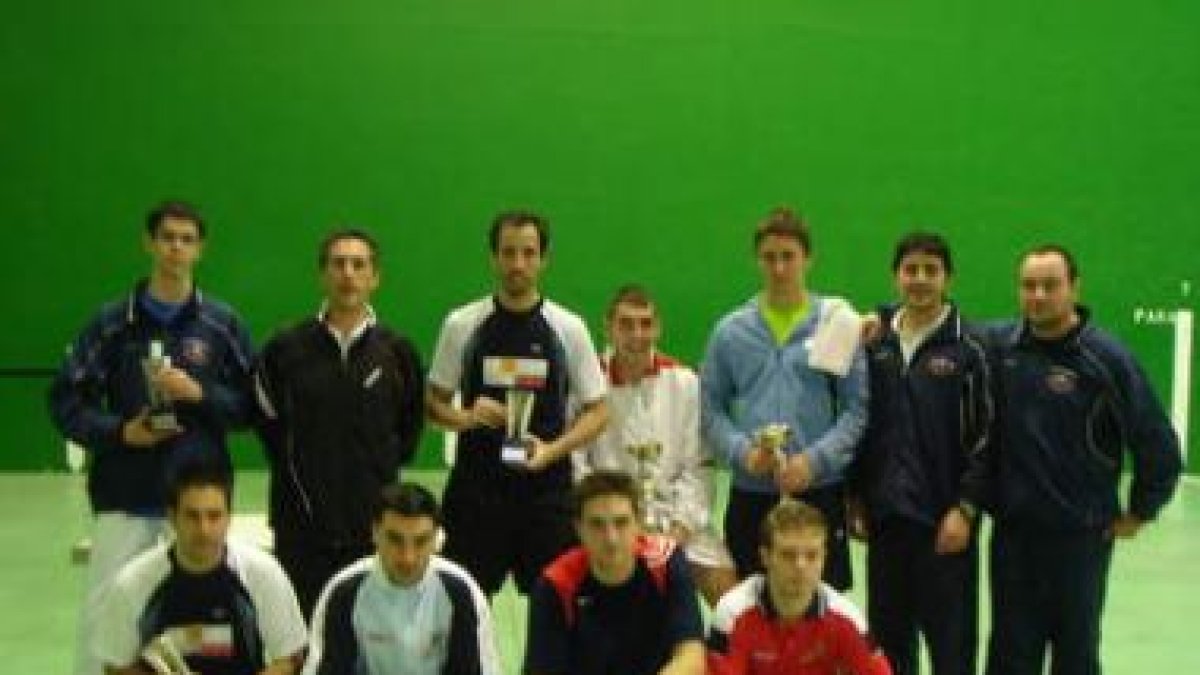 Los ganadores posan con sus trofeos al término de la competición.