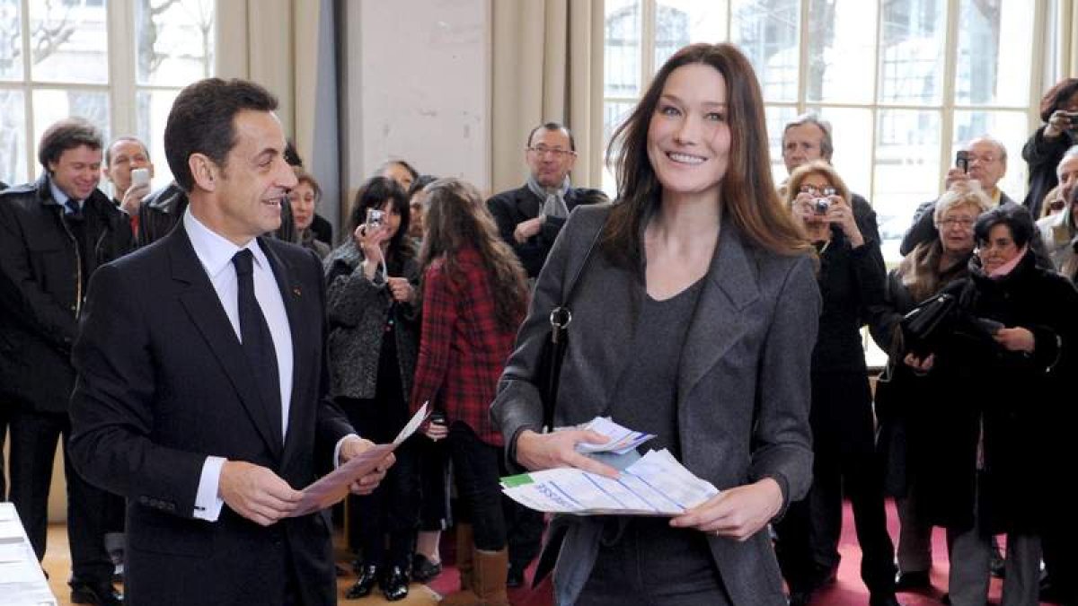 El presidente francés, Nicolás Sarkozy, y la primera dama Carla Bruni-Sarkozy, en una imagen de archivo.